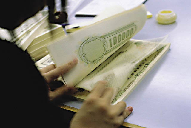 Investimet e individeve ne bono dhe obligacione arrijne rekord te ri, rreth 155 mld leke